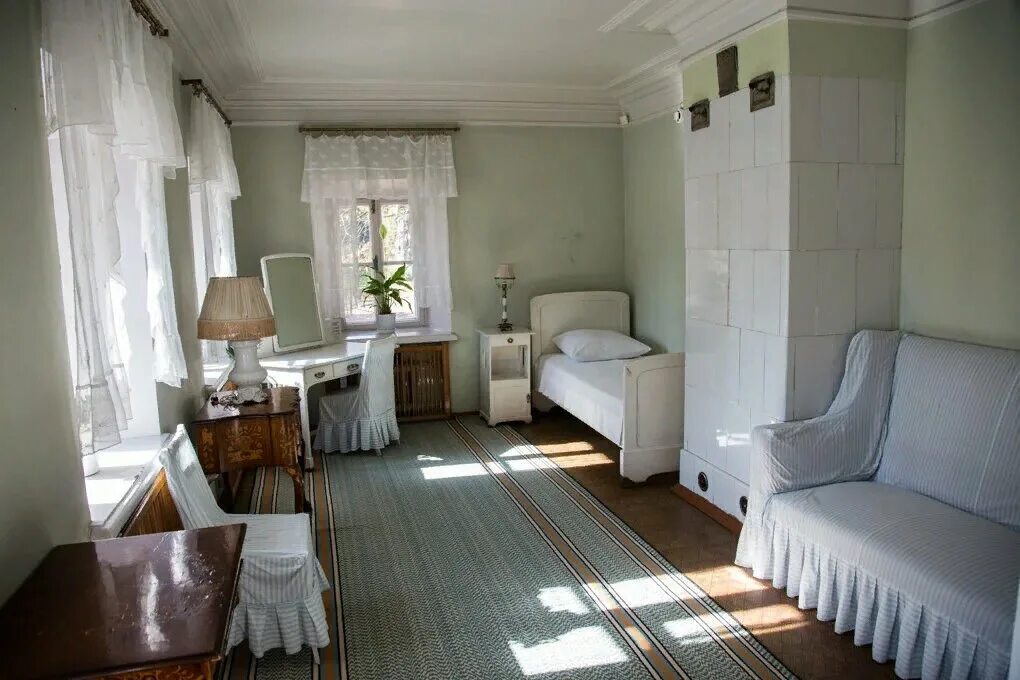 Флигель кухня чехова в мелихово. Охотничий флигель. Дом с флигелем. Усадьба мелихово флигель кухня. Флигель внутри.