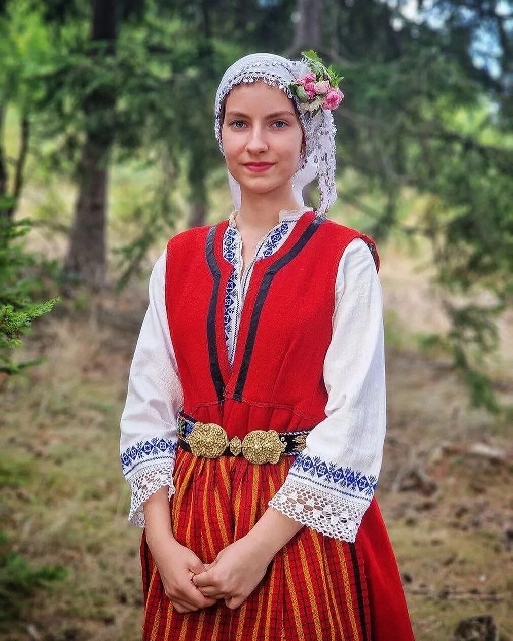 Болгар девушка. Болгарский национальный костюм женский. Украинские красавицы. Этническая татарка. Болгарский национальный костюм.
