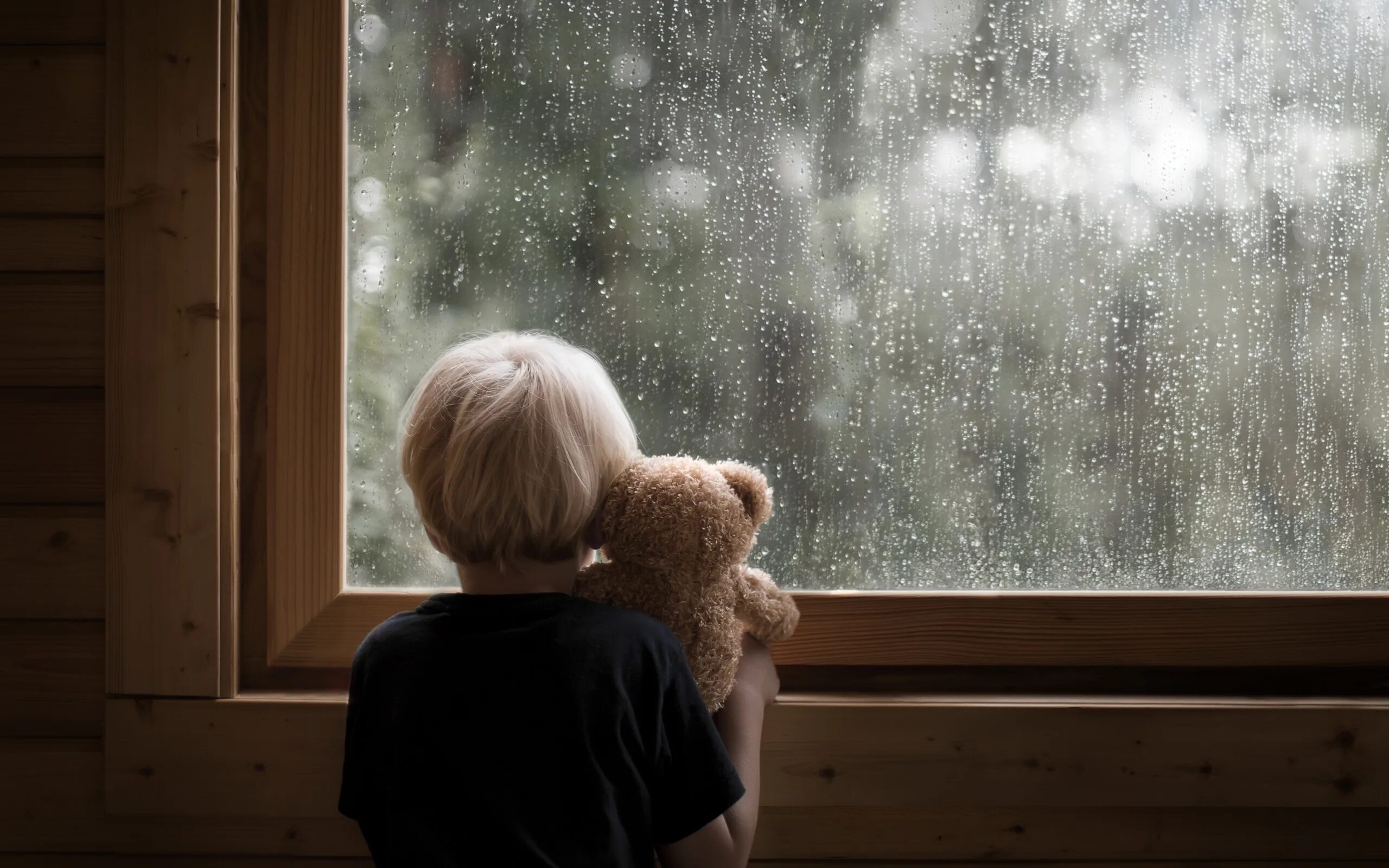 Мам дождь пошел. Дети ждут. У окна. Маленькая девочка у окна. Мальчик смотрит в окно.