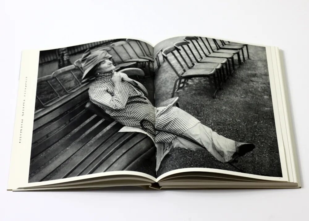 They a book at the moment. Henri Cartier-Bresson книги. Анри Картье-Брессон книга. Брессон Зонтаг. Henri Cartier-Bresson: the decisive moment.