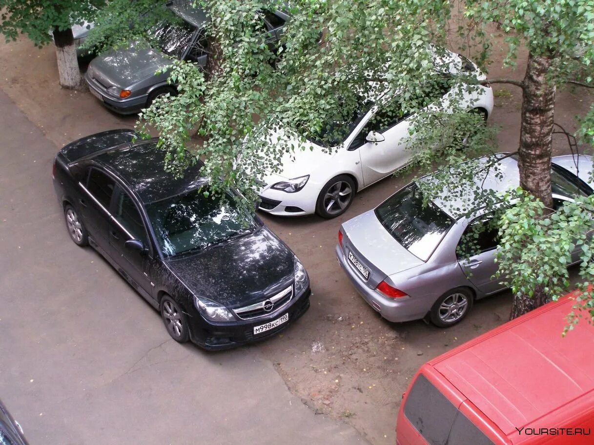 Машина во дворе. Стоянка машин во дворе. Машина паркуется. Автомобиль заперли на парковке. Можно мыть машину во дворе многоквартирного дома