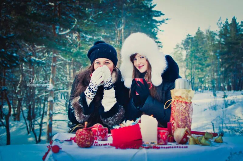 Фотосессия в лесу с шампанским. Зимняя фотосессия подруг в лесу.