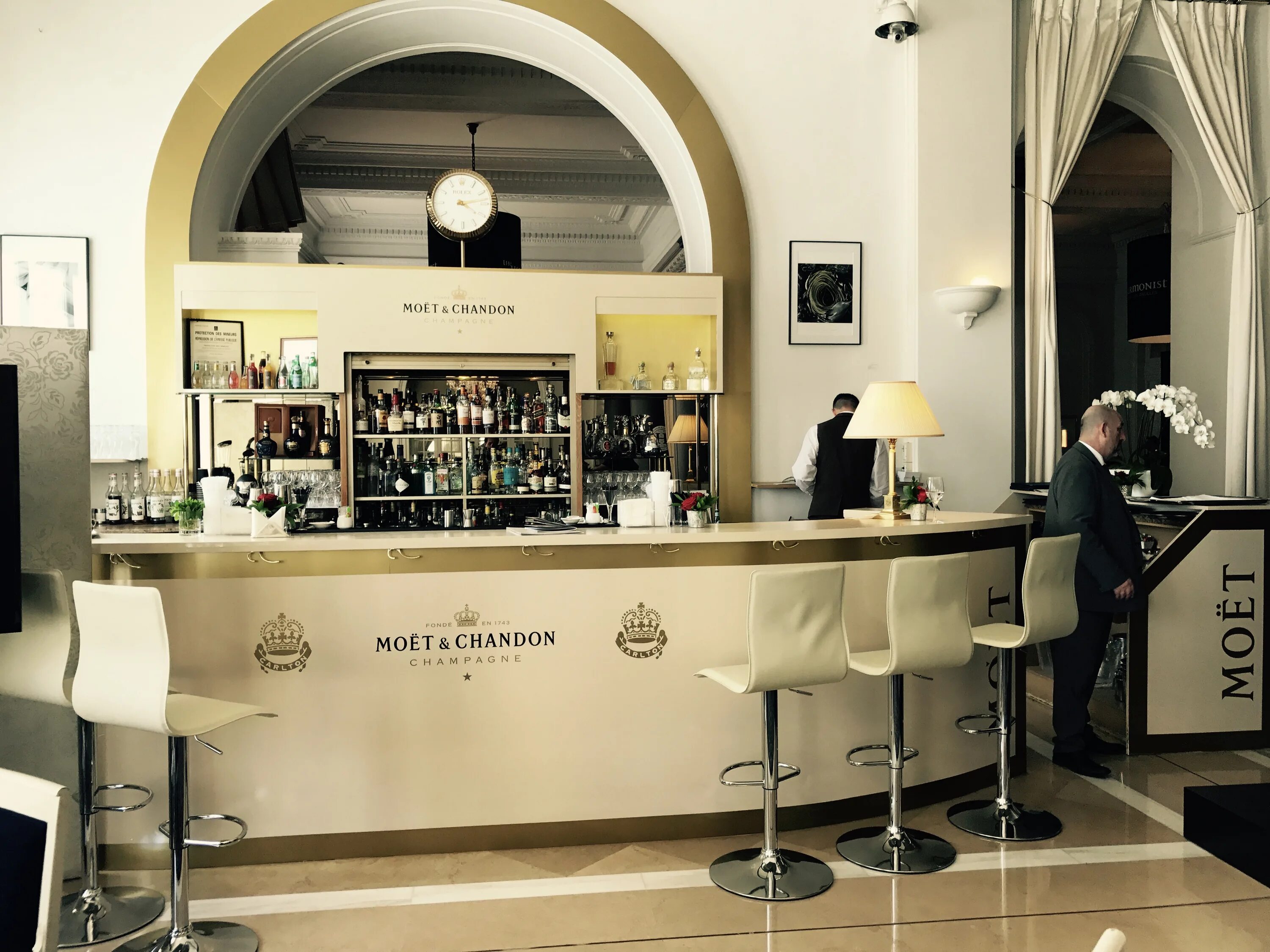 Moet chandon house. Мобильные бары моет и шандоне. Бар moët & chandon петровка 2. Бар шандон в отеле приморье геленджик. Моет бар.