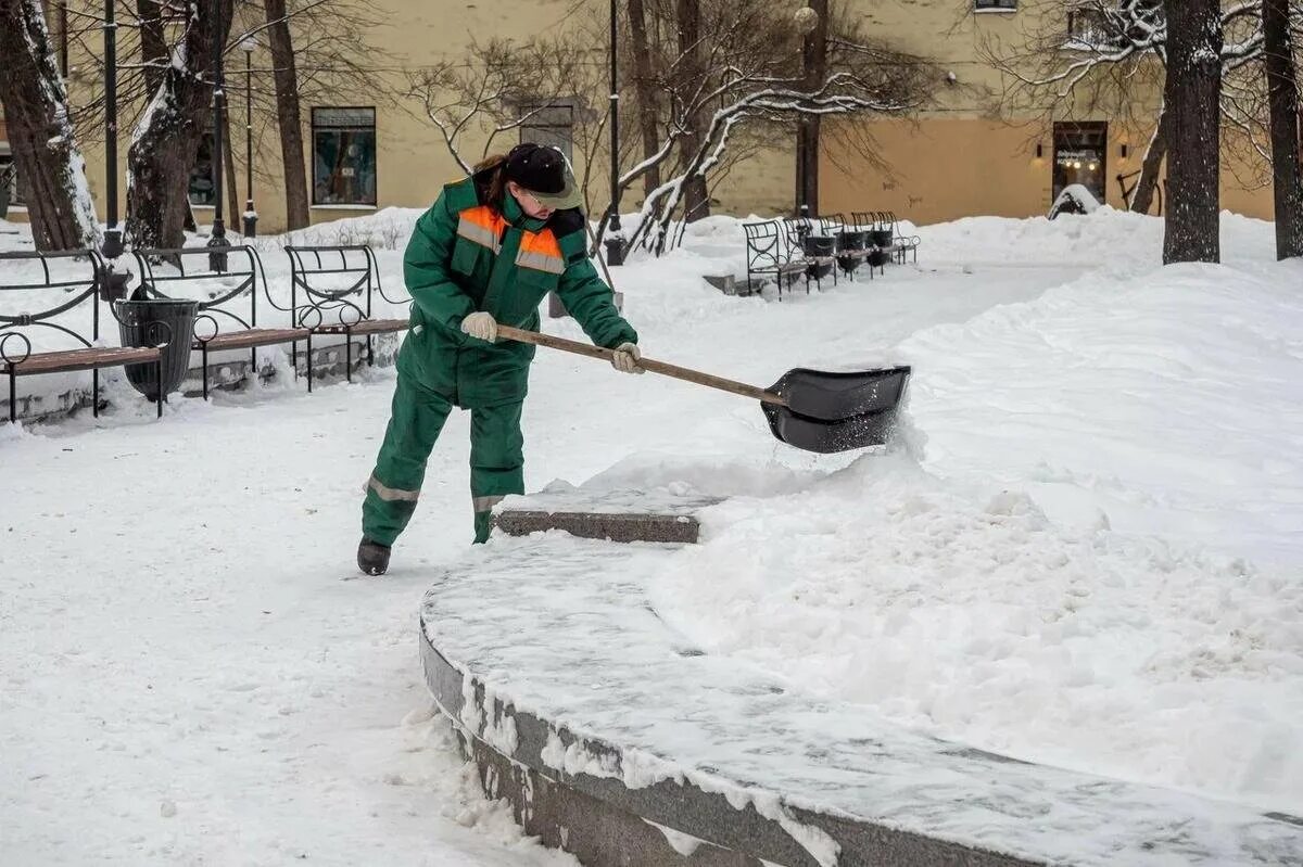 Работники ручного труда. Проверка уборки снега. Премия за уборку снега. СПБ 200 машин уборки снега. Работник ручного труда.