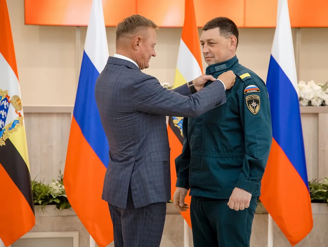 Спас награждены. Спасатели награждены. медали мчс. награждение спасателей в курске. награждение сотрудников мчс.