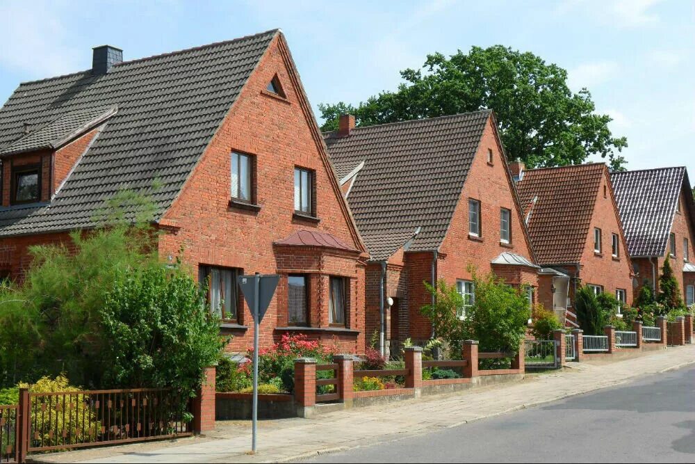 Купить недвижимость в германии. Немецкие коттеджи. Домики в Германии. Частный сектор в Германии. Старинные дома из кирпича.