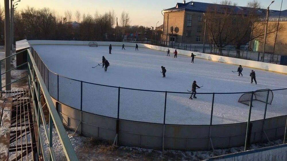 Хоккейная коробка во дворе. Хоккейная коробка бийск камера. Освещение хоккейной коробки. Освещение хоккейной площадки. Хоккейная коробка в доу.