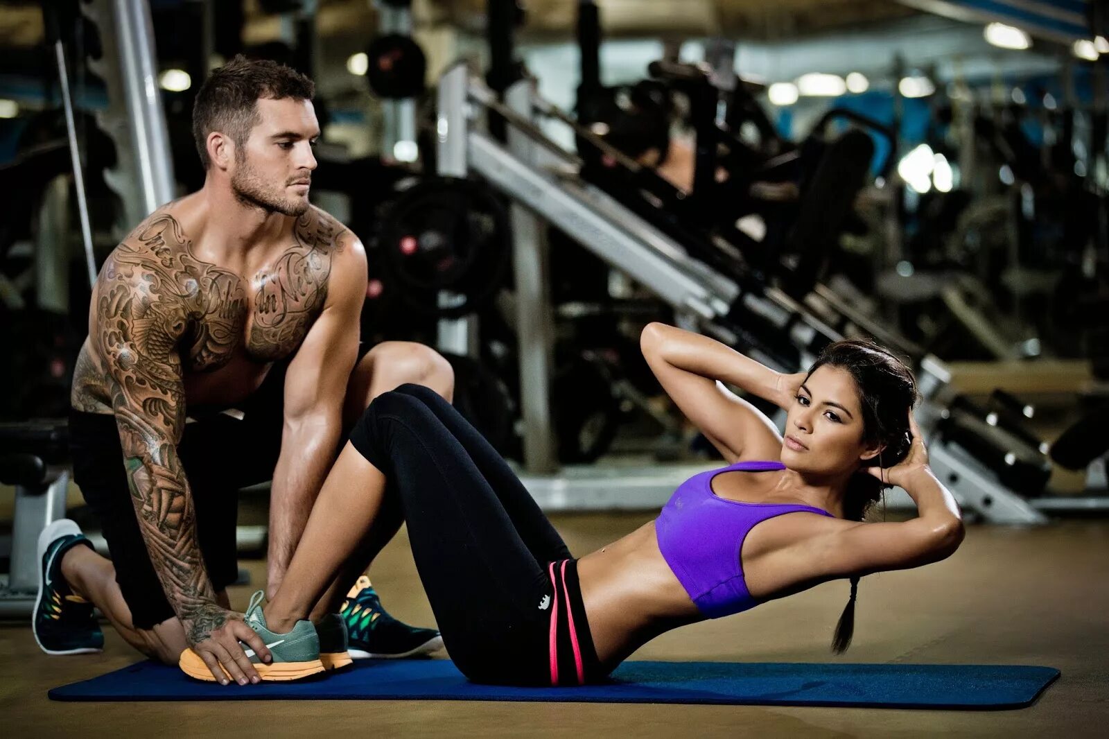 отжимания от дивана. девушка с телефоном в спортзале. тренировка в зале. тренер в спортзале. жизнь тренера.