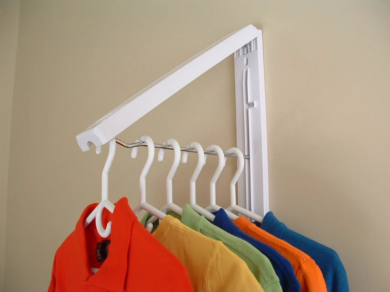 Для развешивания мокрой одежды. Folding hanger / сушилка для белья. табличка сушка вещей на плечиках. сушилка для одежды на арабском. katlana askiliği.