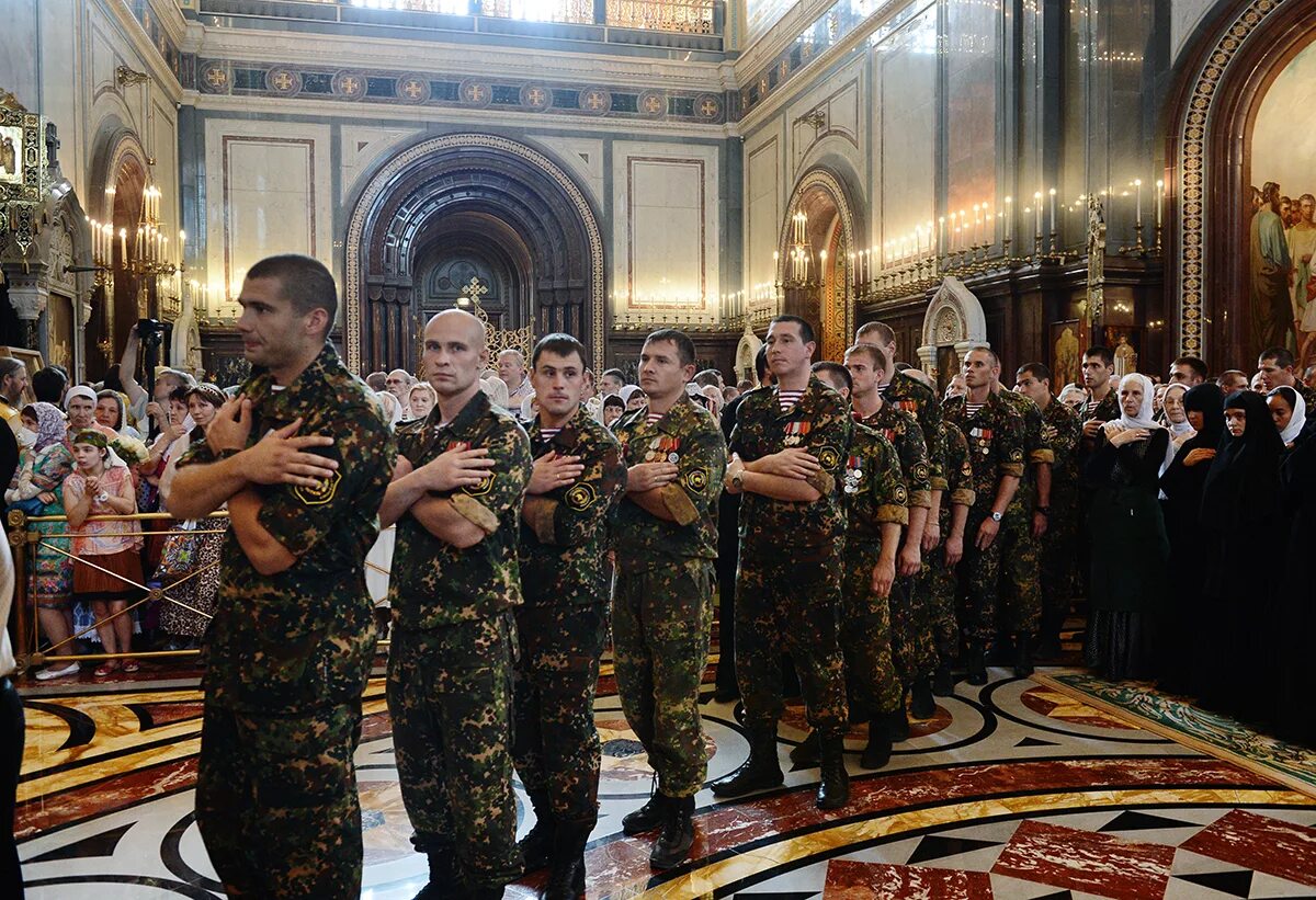 Военнослужащие в храме. Солдаты в церкви. Православные лица. Православие в России.