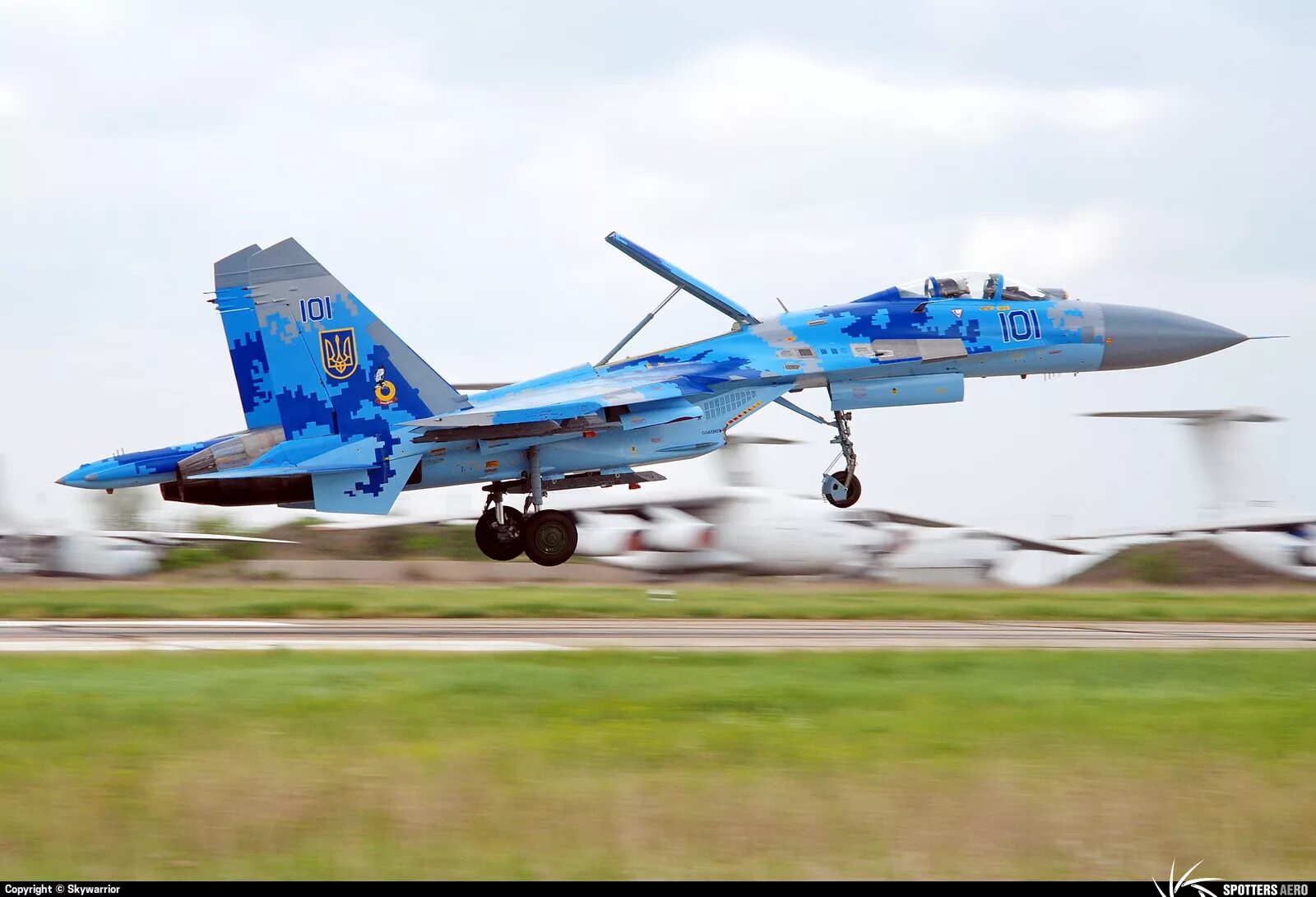 Ввс украины. Су-27уб ВВС Украины. Су 27 Украины. Су-27 ВВС Украины новый камуфляж. Расцветка Су 27 Украины.