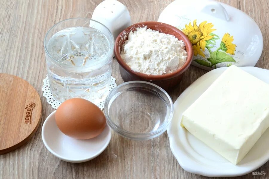 Масло сливочное яйцо сода мука. Ингредиенты для приготовления теста. Основные Ингредиенты для теста. Продукты для приготовления теста. Ингредиенты пресного слоеного теста.