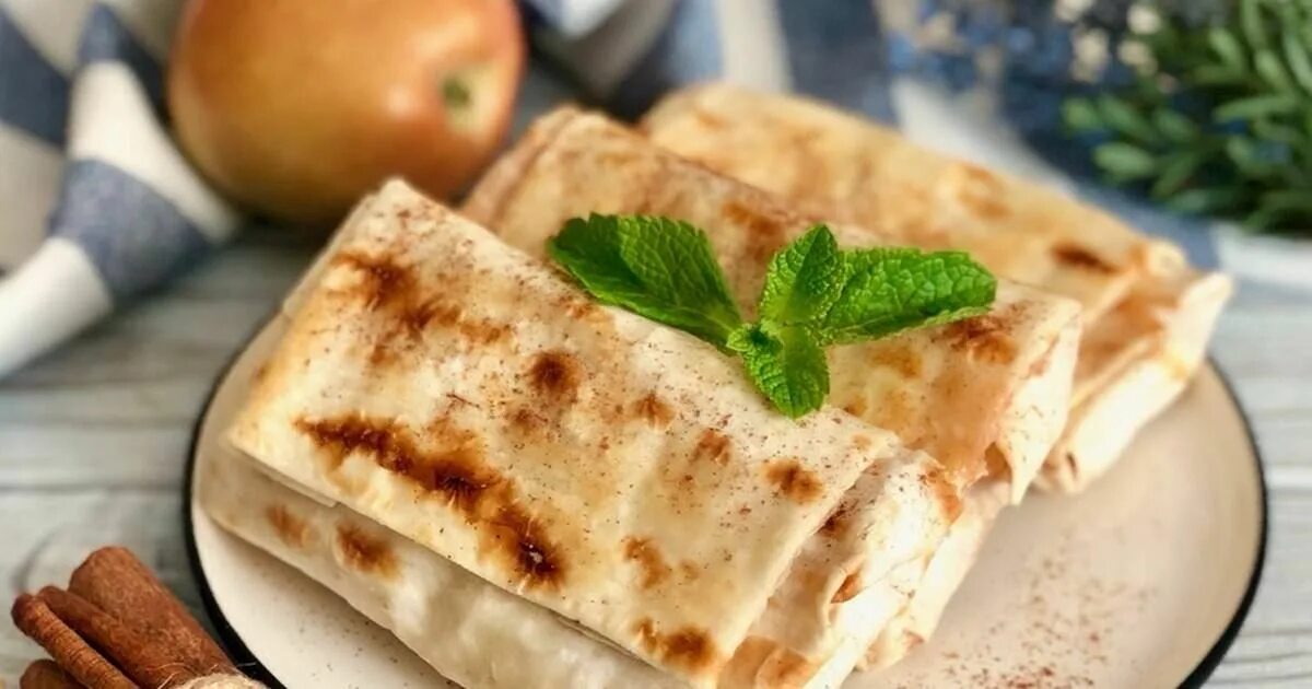 Конвертики из лаваша с сыром и творогом. Лавашные конвертики. конверты из лаваша. конвертики из лаваша с яблоками. лаваш с творогом.
