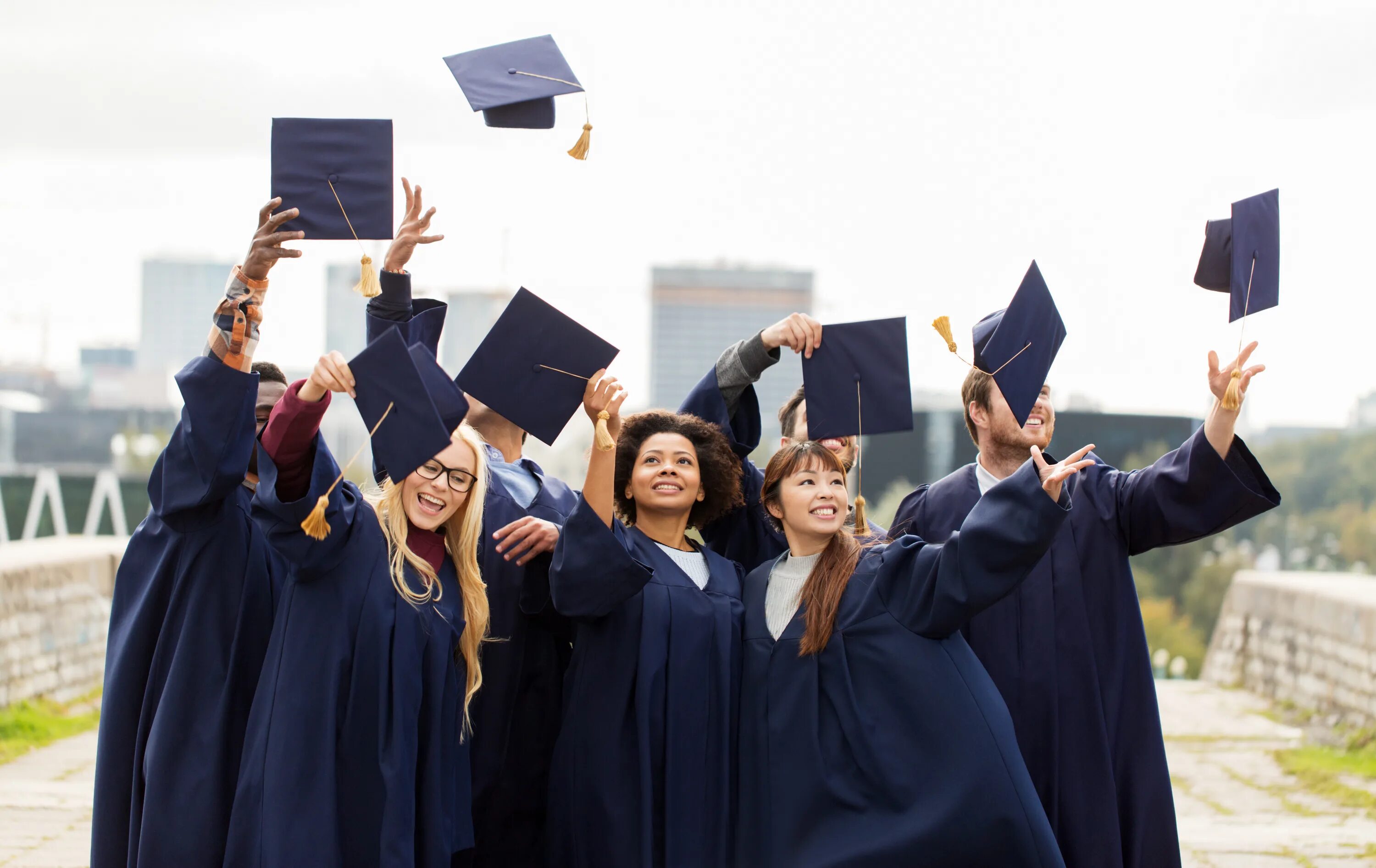 Undergraduate student. Студенты выпускники. Выпускной студентов. Выпускники университета. Счастливые выпускники.