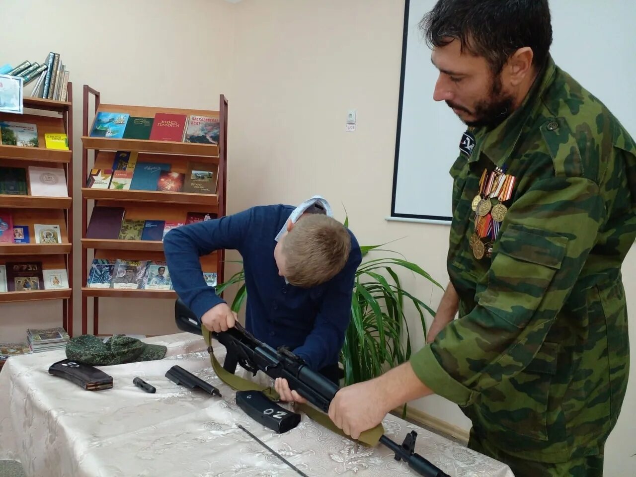 Военный урок в школе. Начальная Военная подготовка. Уроки военной подготовки. НВП В школах. Занятия по НВП.