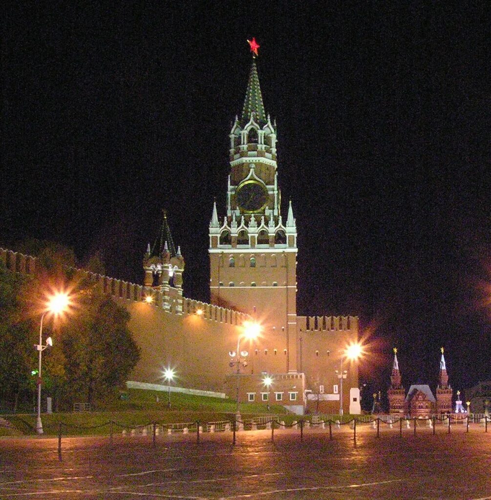 Какое состояние в москве. Васильевская площадь в Москве. Красная площадь Васильевский спуск. Спасская башня вид с Васильевского спуска. Кремлевская стена в СПБ.