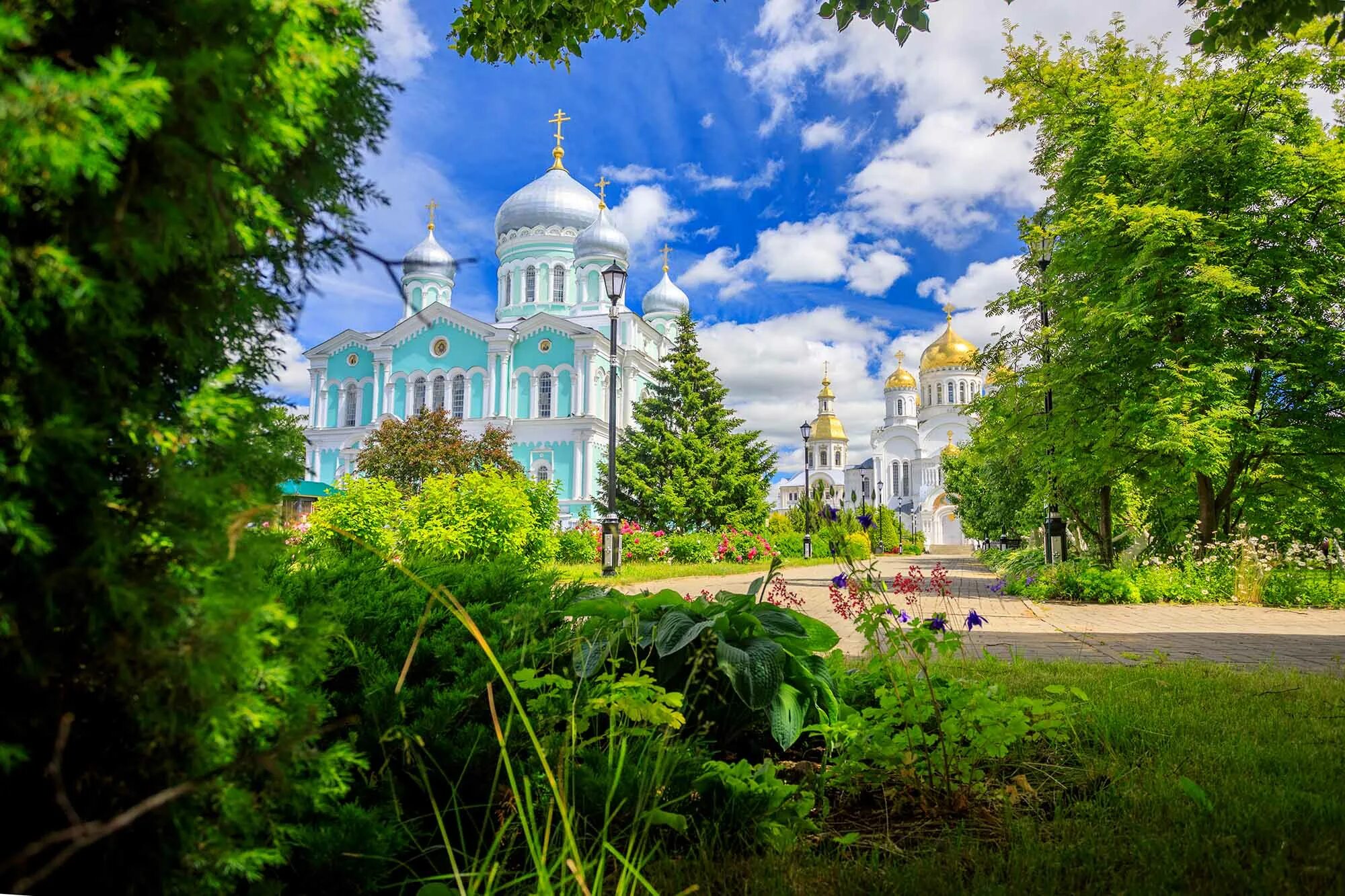 Дивеево. Дивеево Нижегородская область монастырь. Свято-Троицкий Серафимо-Дивеевский женский монастырь. Дивеево лето 2021. Серафимо Дивеевский монастырь панорама.