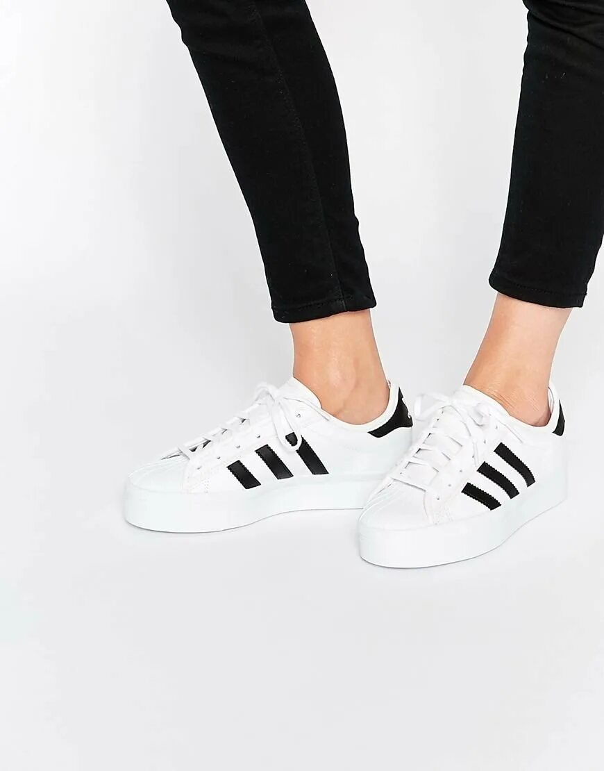 Адидас кеды женские 2024 черные. Кроссовки adidas Originals Superstar. Superstar adidas Originals женские. Adidas Superstar Black женские. Полоска на подошве