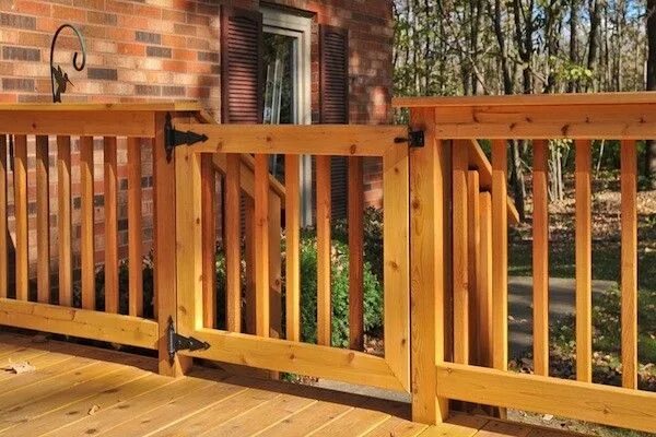 Paint for worn redwood fence. Калитка из досок своими руками для террасы. Калитка на террасу. Калитка на веранду. Калитка деревянная на террасе.