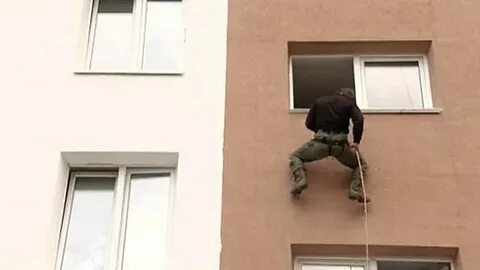 Они уже полезли через стену