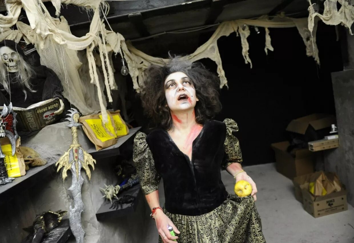 Книжный лабиринт ужасы. Лабиринт страха москва вднх. Аттракционы на вднх комната страха. Лабиринт ужасов истерия. Лабиринт ужасов.