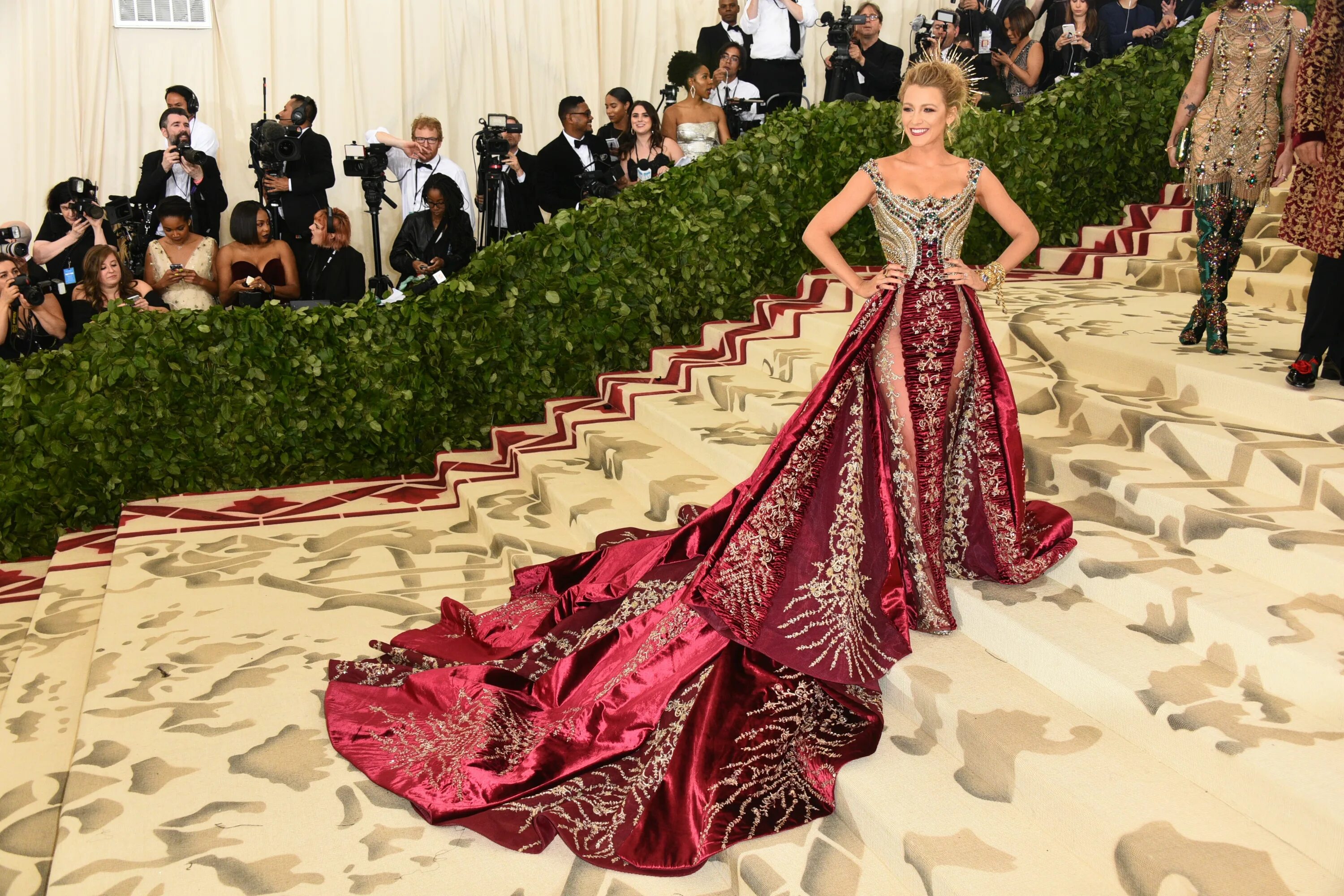 Блейк лайвли мет гала. Блейк лайвли met gala. блейк лайвли met gala 2018. блейк лайвли met gala 2025. блейк лайвли на мет гала версаче.