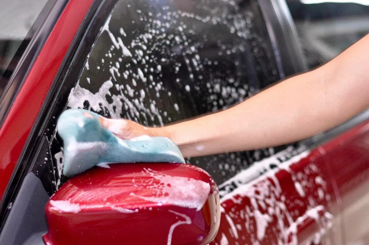 He clean the car. Мойка машины. Мытье автомобиля. Мойка кузова автомобиля. Помывка автомобиля.