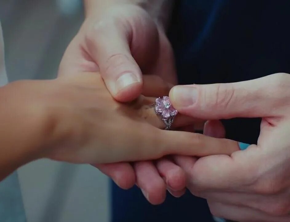 Серкан Болат и Эда кольцо. Кольцо Эды Йылдыз. Надевает кольцо на палец. Парень надевает кольцо девушке. Красивый мальчик да да кольцо на пальчик