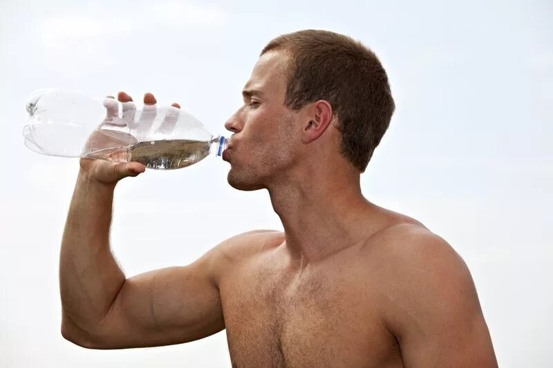 Что пьют спортсмены во время. Человек пьет воду. Мужчина пьет воду. Парень пьет воду. Человек пьющий воду.