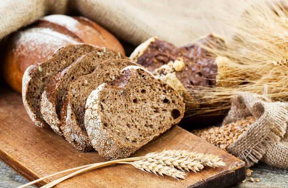Как размягчить хлеб. Ржаной белорусский закисной хлеб. Черный хлеб. Черный ржаной хлеб. Хлеб грубого помола.