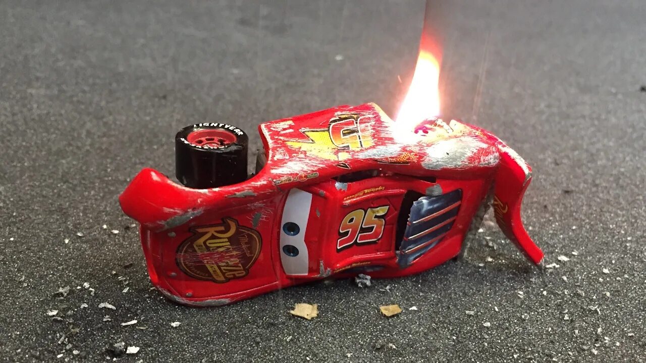 Cars 3 Lightning MCQUEEN. Разбитый молния Маккуин. Молния Маккуин авария. Тачки молния Маккуин авария.