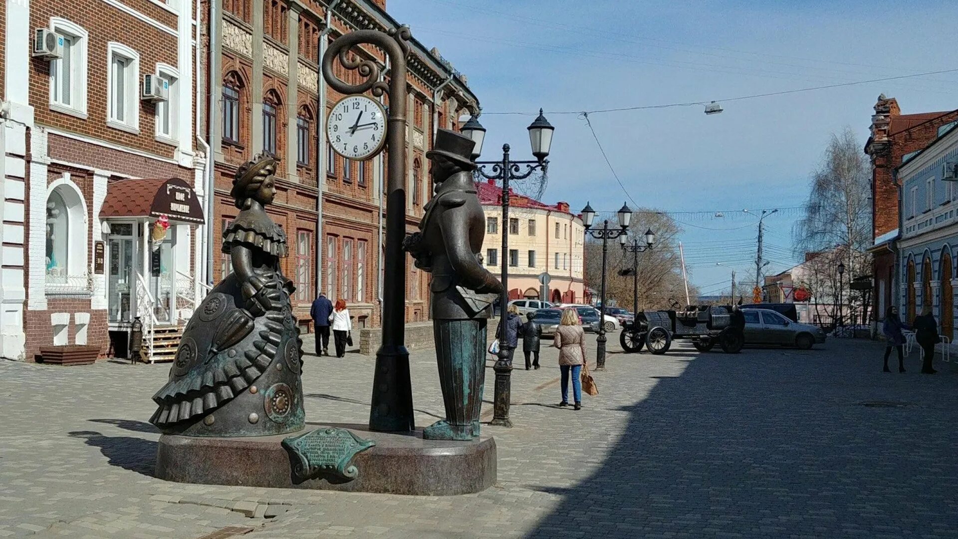 Анимация киров. Спасская улица Киров достопримечательности. Улица Спасская Киров памятник. Пешеходная улица Спасская Киров. Киров улица Спасская скульптуры.