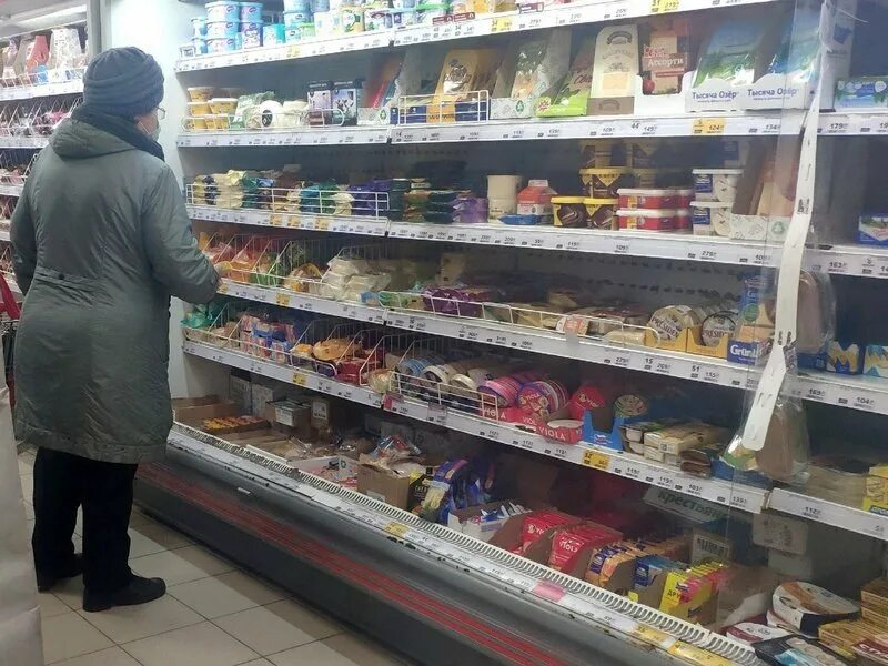 Маленький магазин продуктов. Бумажный чек в магазине. Магазин Русь. Россияне покупают товары со скидками.