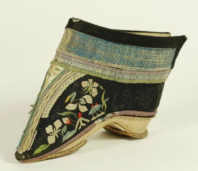 китайский золотой лотос обувь. обувь древних китаянок. японская обувь окобо. древняя китайская обувь. золотой лотос бинтование ног.