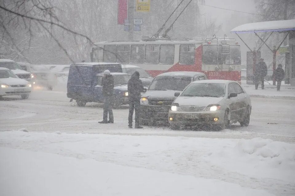 Сильный снегопад. Сильный снег. Ижевск после снегопада. Дороги зимой в России. Погода ижевск февраль 2024