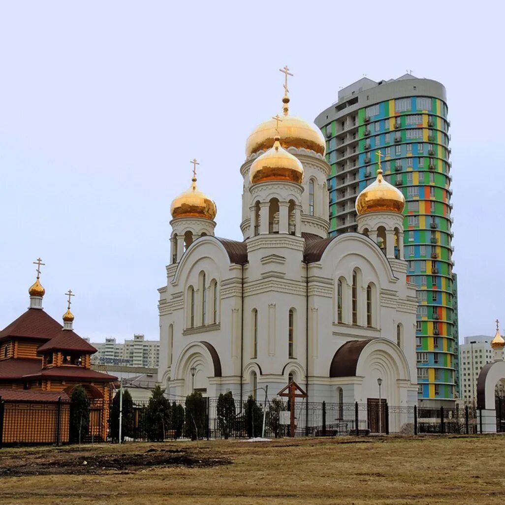 Черемушки вк. Храм в новых Черемушках на Гарибальди. Храм всех святых в земле Российской просиявших Липецк. Храм всех святых в Черемушках. Район новой Москвы храмы.