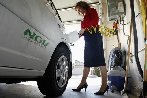 Можно заправлять заведенную машину