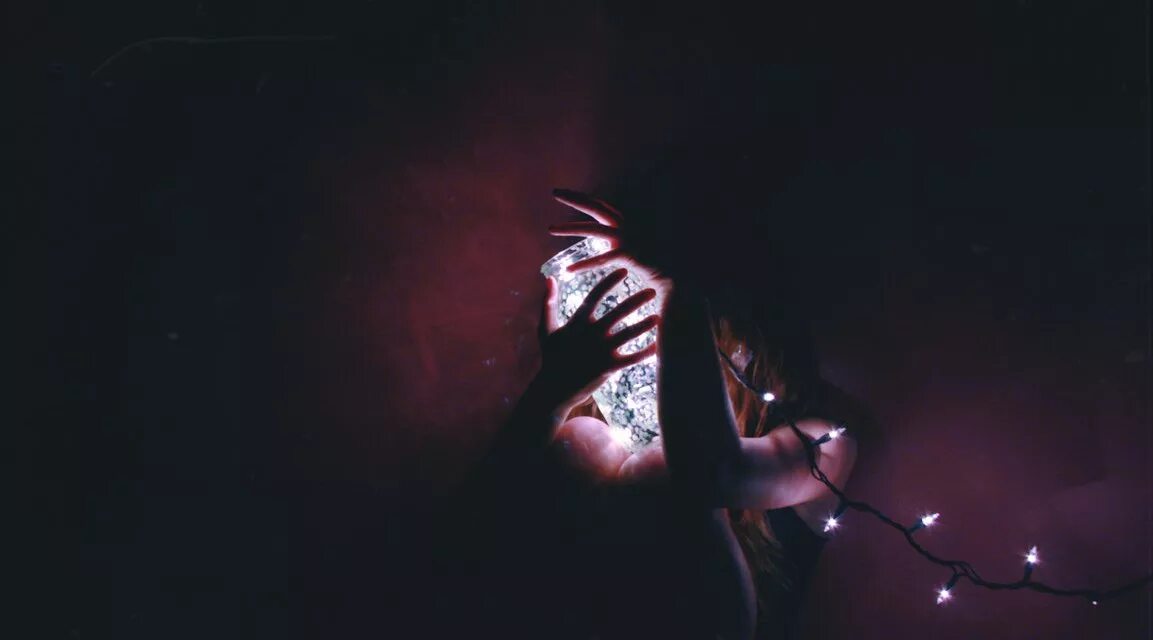 Мужчина и женщина у окна. Туманная ночь. Песня темнота ночи. Стих про мрак. Пианино с подсветкой.