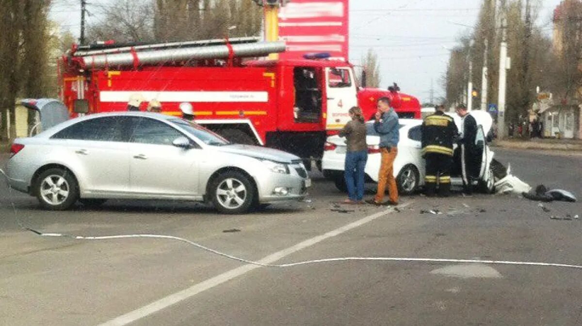 Дтп на левом берегу. Авария на ростовской воронеж. авария на левом берегу. авария в воронеже сегодня на левом берегу на новосибирской улице.