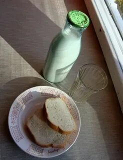 Бутылка кефира батона