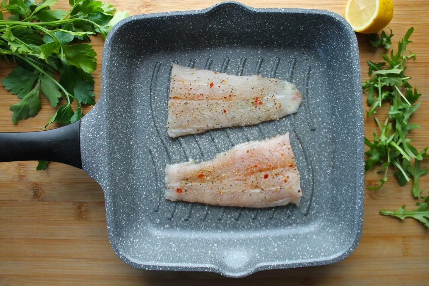 Филе пангасиуса на сковороде вкусно. Пангасиус жареный. пангасиус филе. пангасиус филе на сковороде. филе пангасиуса на сковороде.