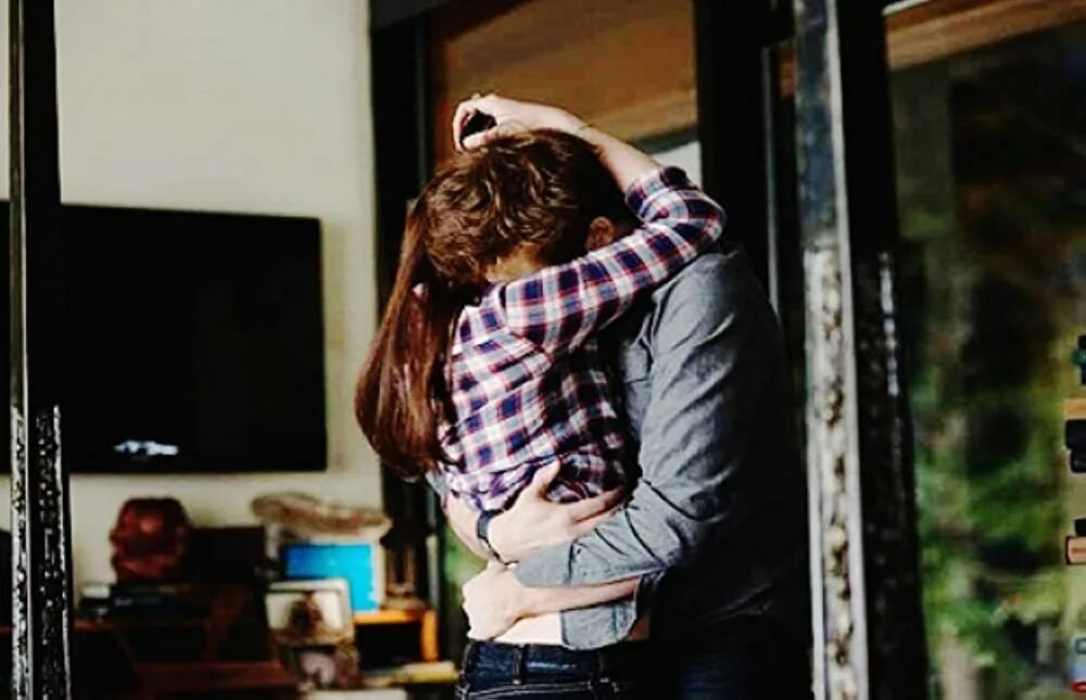 Друзья обнимаются. Hugs him. Поцелуй в шею. Hugs him. Искренние объятия.