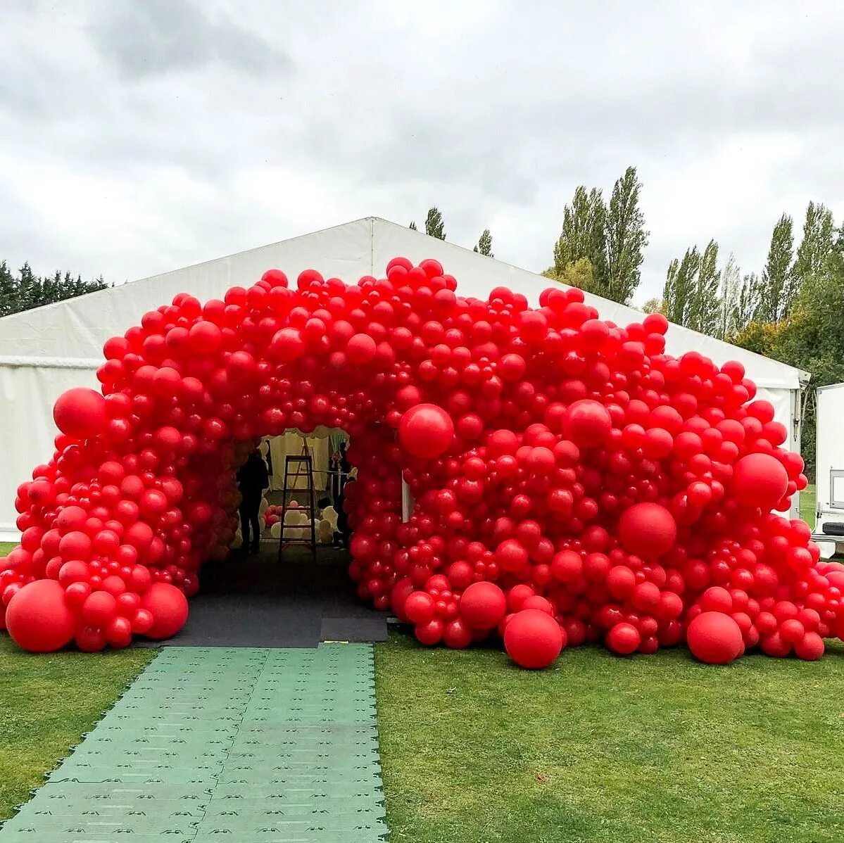 Красные и зеленый шары. Украшение палаток шарами. Декор шатра воздушными шарами. Фотозона с красными шарами. Украсить шатер шарами.