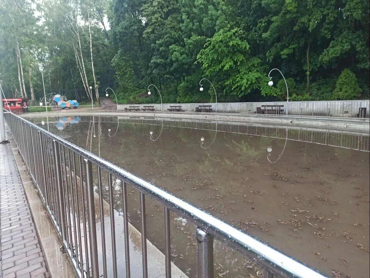 Паводок барнаул. Гагаринский парк салгир. Подтоплемые парки. Затопило улицу. Затапливаемый парк.