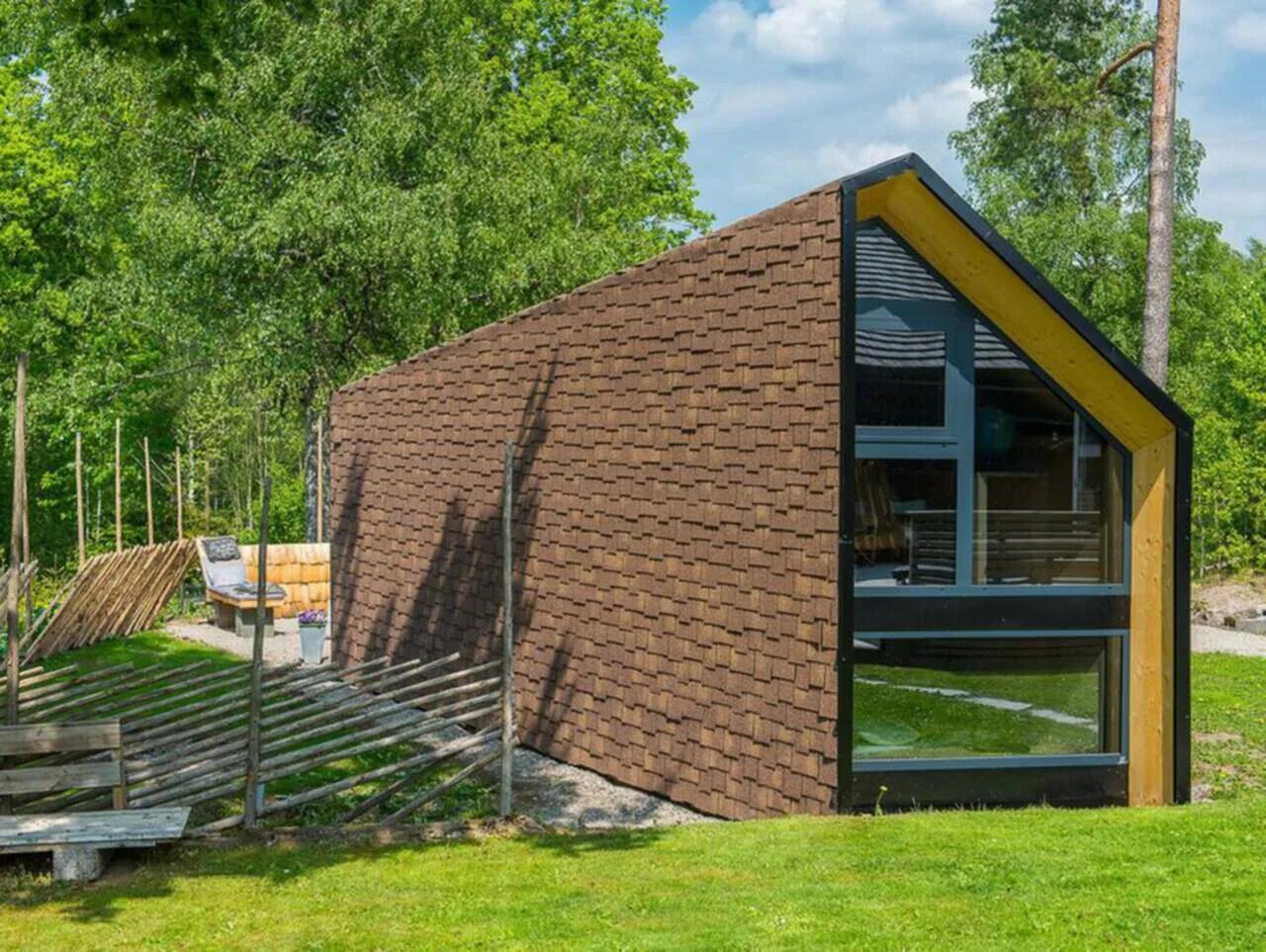 дом крыша до земли. треугольная крыша. фальцевая кровля барнхаус. треугольный домик. дом-пирамида в норвегии.