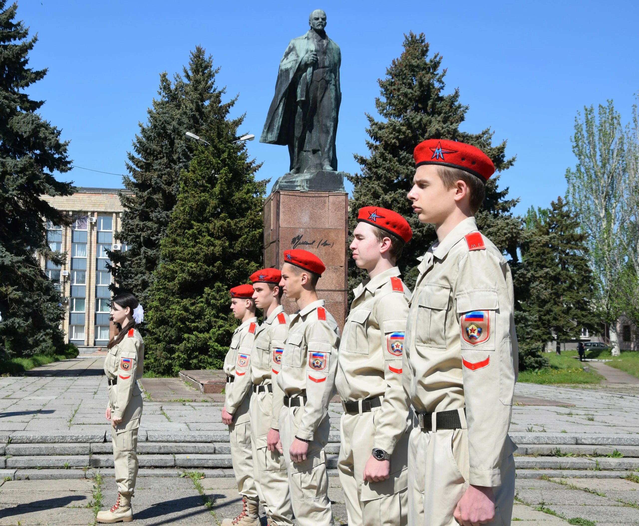 Сайт администрации города красный Луч. Красный Луч ЛНР. Военные красный Луч 2014. День ЛНР 12 мая. Красный луч сайт