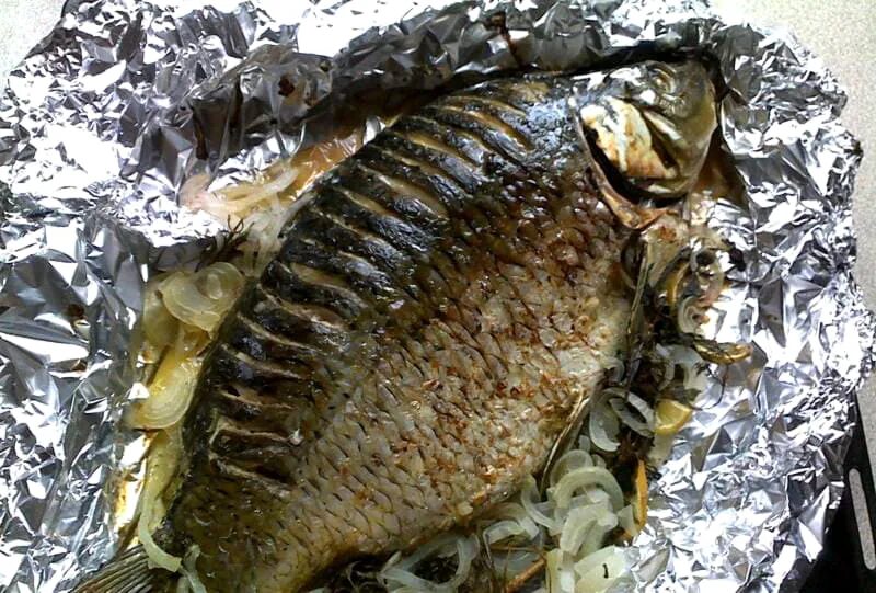Как вкусно приготовить карпа в фольге. Карп в духовке в фольге. рыба карп в духовке в фольге. запечённый карп в духовке в фольге. зеркальный карп в фольге.