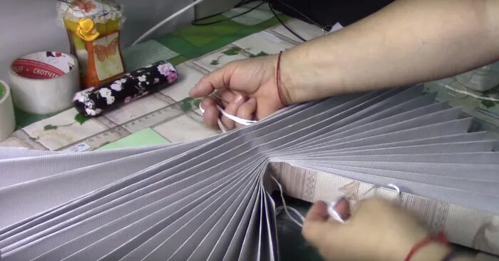 Что можно сделать из старых жалюзи вертикальных Easter Egg Decorating Ideas Using Recycled Materials Cesta periódico, Oficios pe