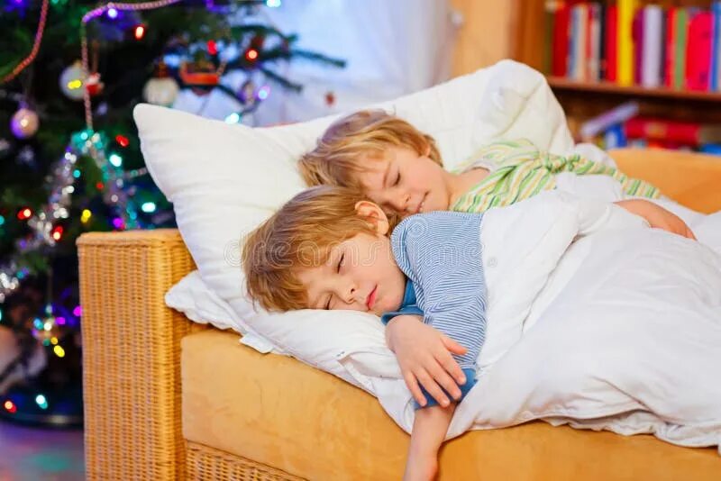 Сестренки играют в постели. Спящий брат пришел к сестре. Спящий брат пришел к сестре. Оказывать помощь сестре во сне. Спящий брат пришел к сестре.