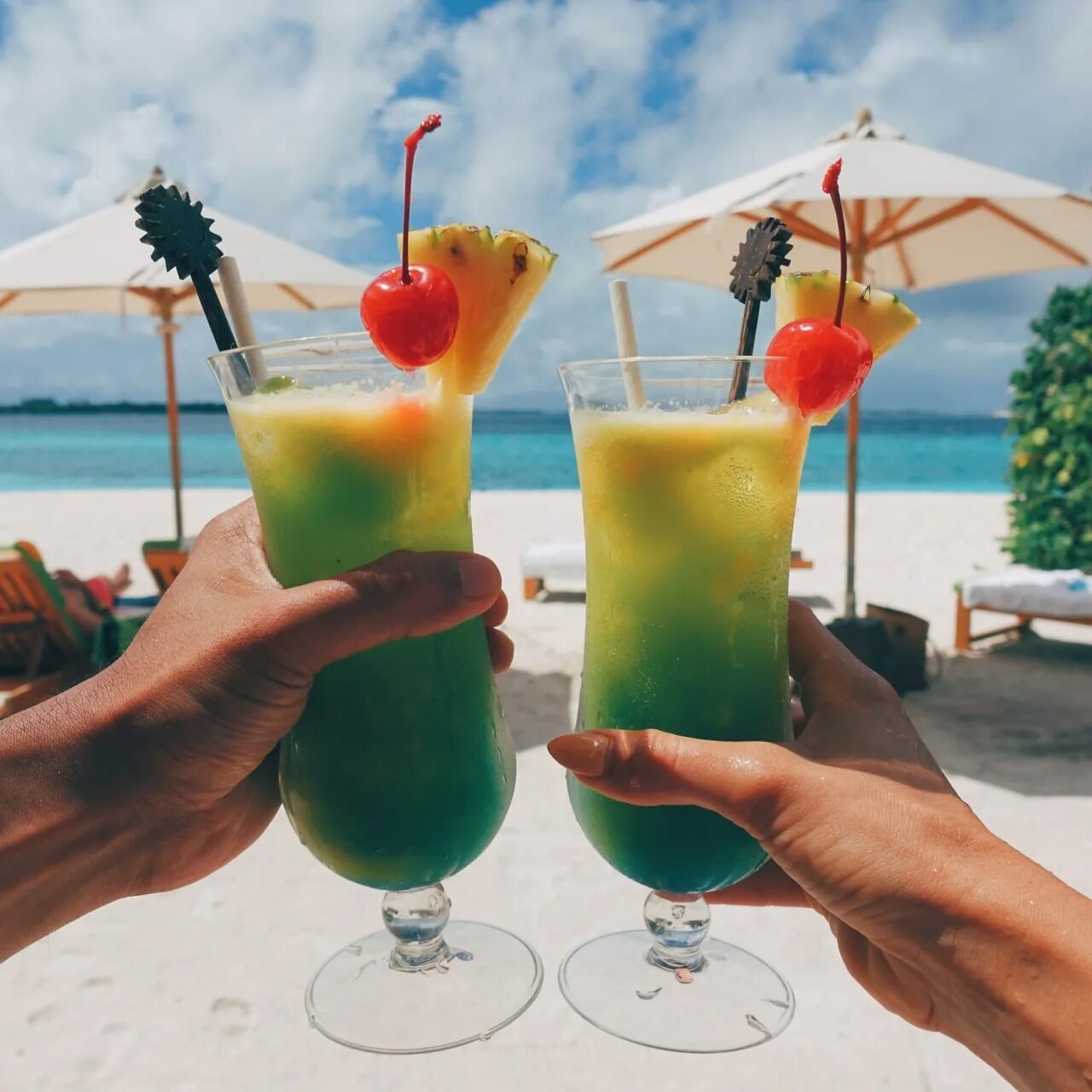 Тропический коктейль. Море пляж коктейль. Mojito beach (пляж мохито). Пляжные коктейли. Пляжные коктейли.